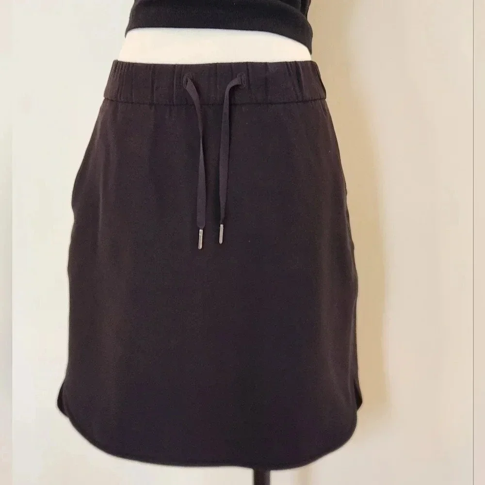 || LULULEMON || On The Fly athletic skirt, elastic waist, black